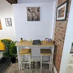Cosy Riverside - Woodsmill Quay Free Parking 아파트