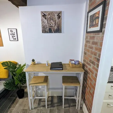 Cosy Riverside - Free Parking Apartment