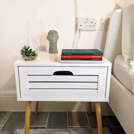 Cosy Riverside - Free Parking Apartment *