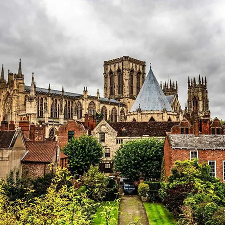 Cosy Riverside - Free Parking
