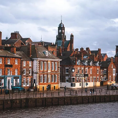 Cosy Riverside - Free Parking *