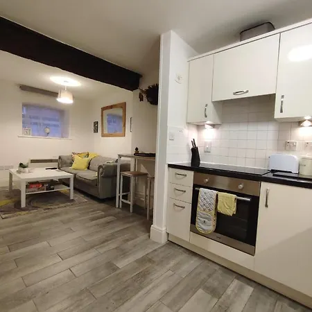 Cosy Riverside - Free Parking *